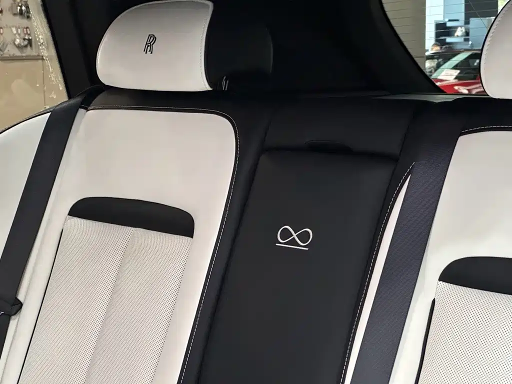 Rolls-Royce Cullinan — миниатюра 21