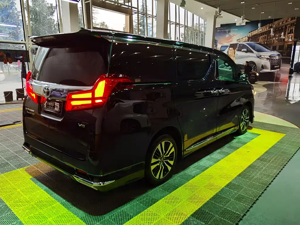Toyota Alphard — миниатюра 10