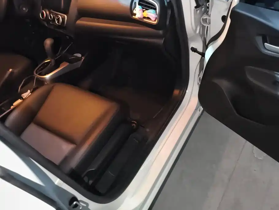 Honda Fit — миниатюра 8