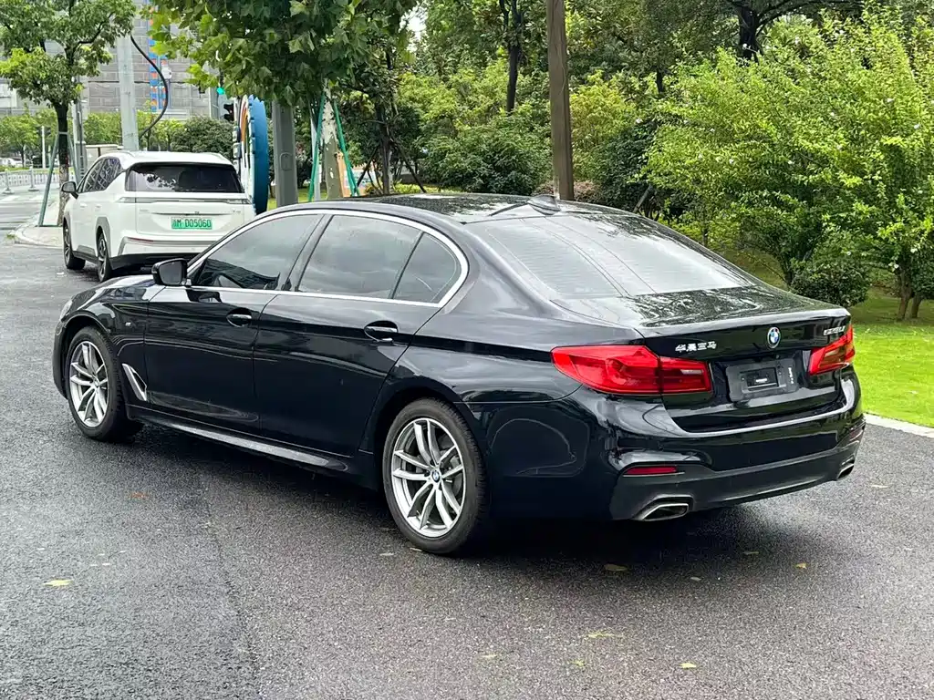 BMW 5 Series — миниатюра 9