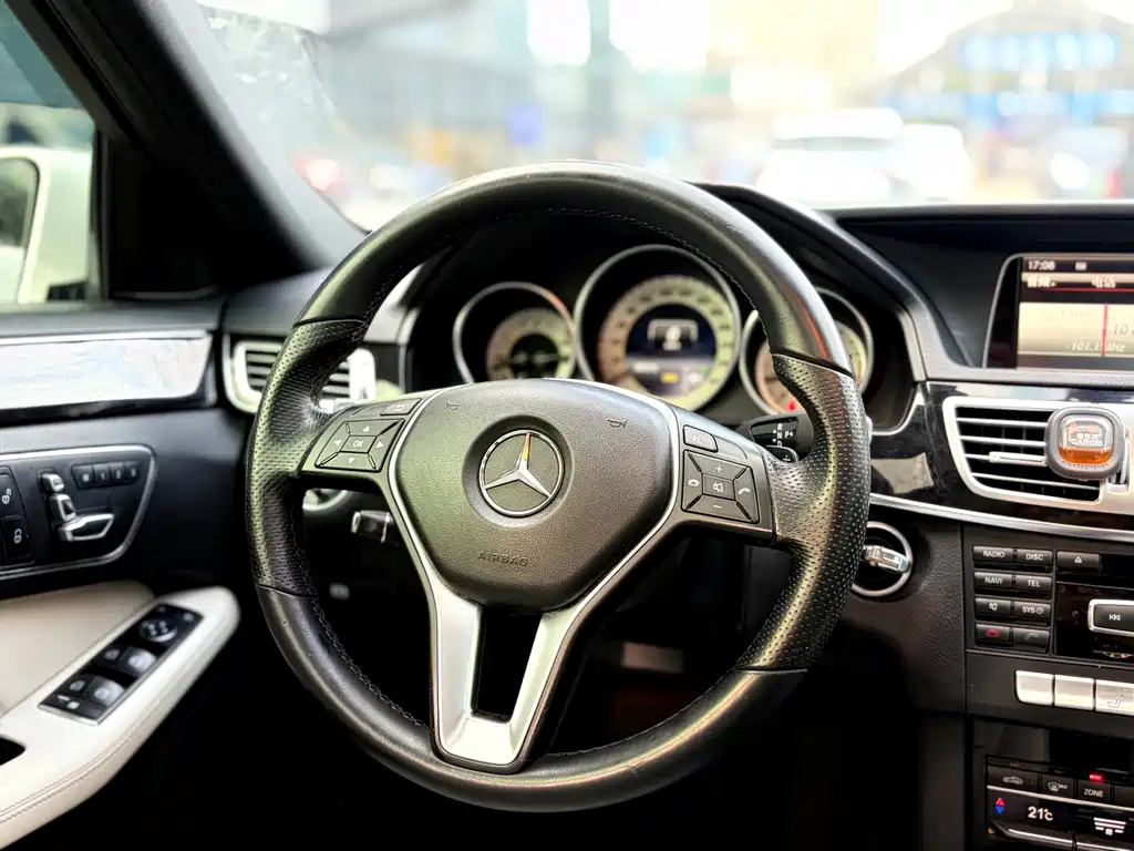 Mercedes-Benz E-Class — миниатюра 11