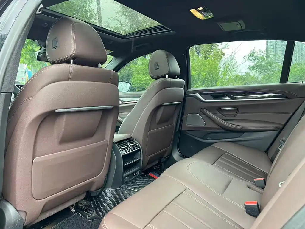 BMW 5 Series — миниатюра 6