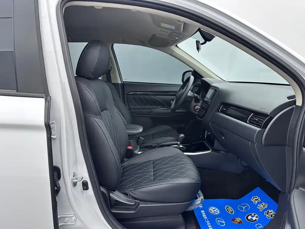 Mitsubishi Outlander — миниатюра 12