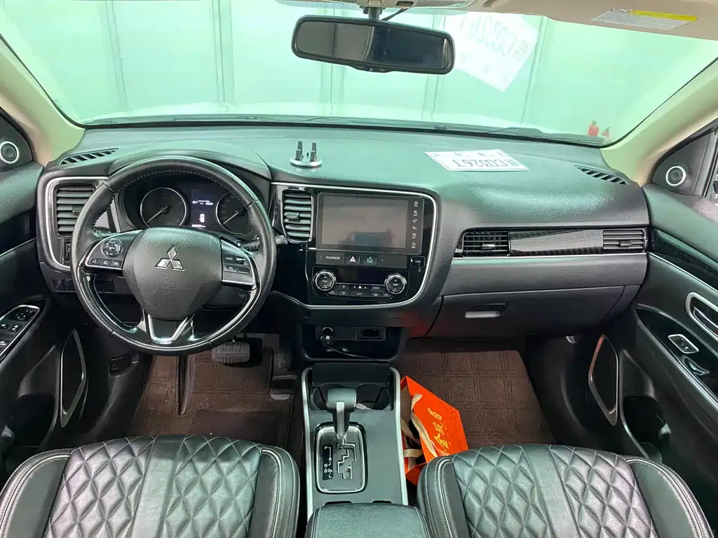 MITSUBISHI OUTLANDER