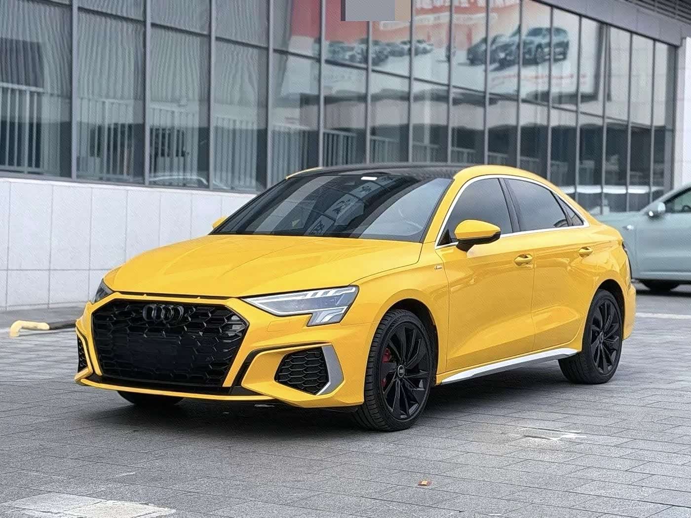 Audi A3 1.4 л 2023 г. желто-оранжевый, пробег 18000 км