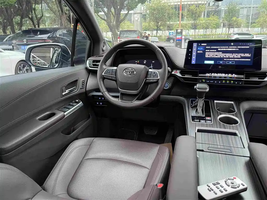 Toyota Sienna — миниатюра 27