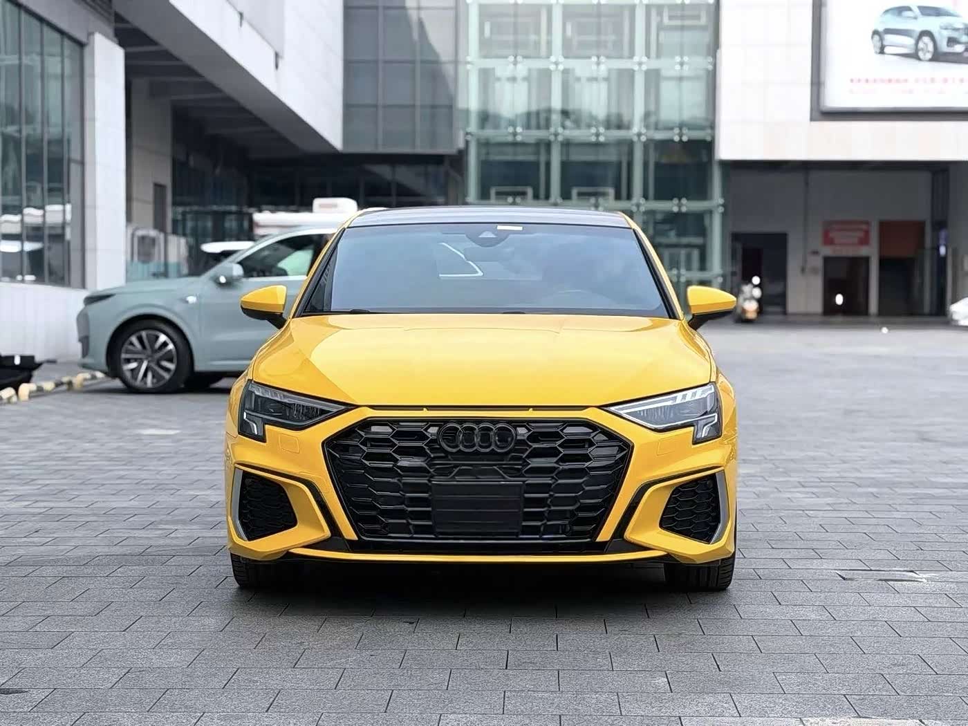 Audi A3 1.4 л 2023 г. желто-оранжевый, пробег 18000 км