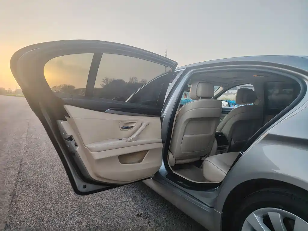 BMW 5 Series — миниатюра 9