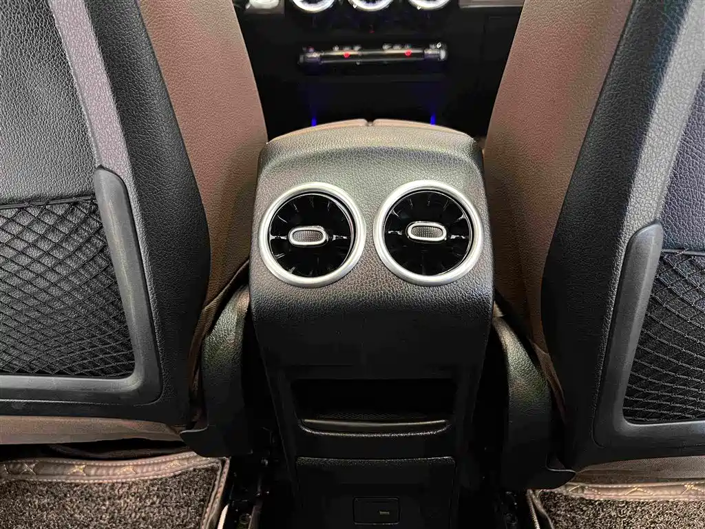 Mercedes-Benz GLB — миниатюра 32