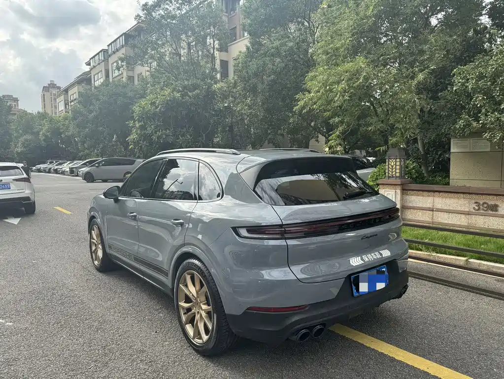 Porsche Cayenne — миниатюра 12