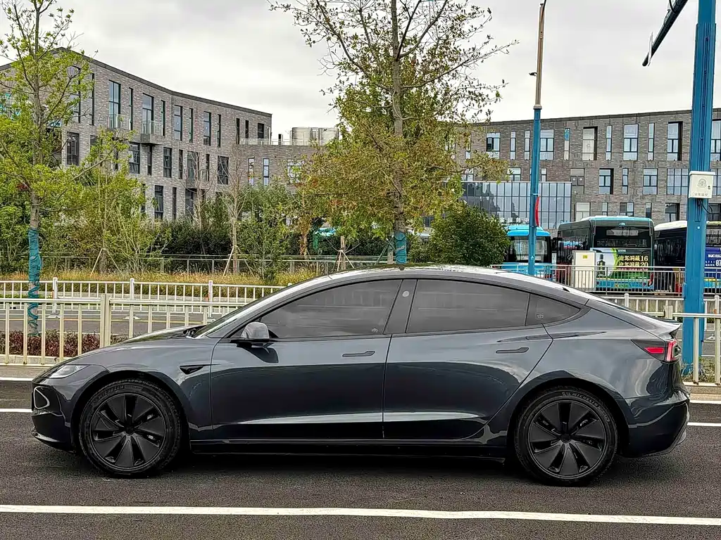 Tesla Model 3 — миниатюра 11