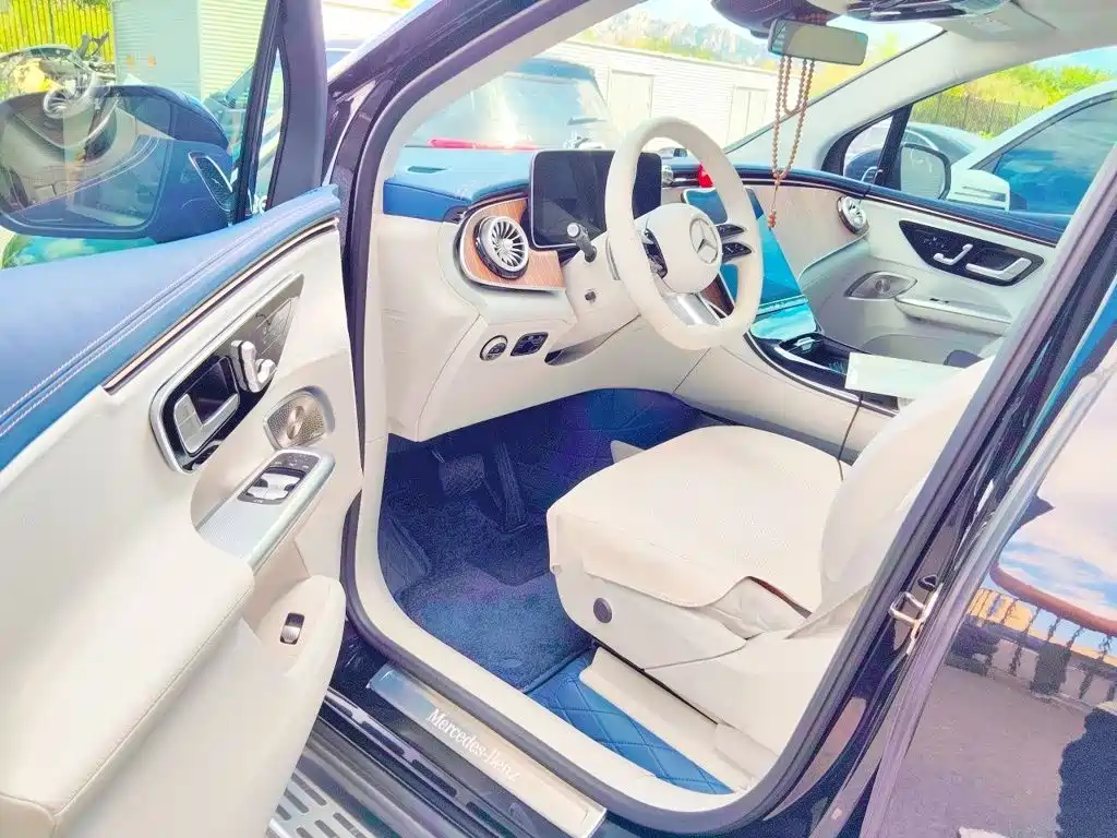 Mercedes-Benz EQE SUV — миниатюра 17