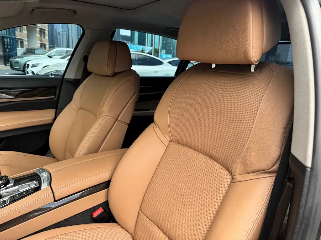 BMW 7 Series — миниатюра 7