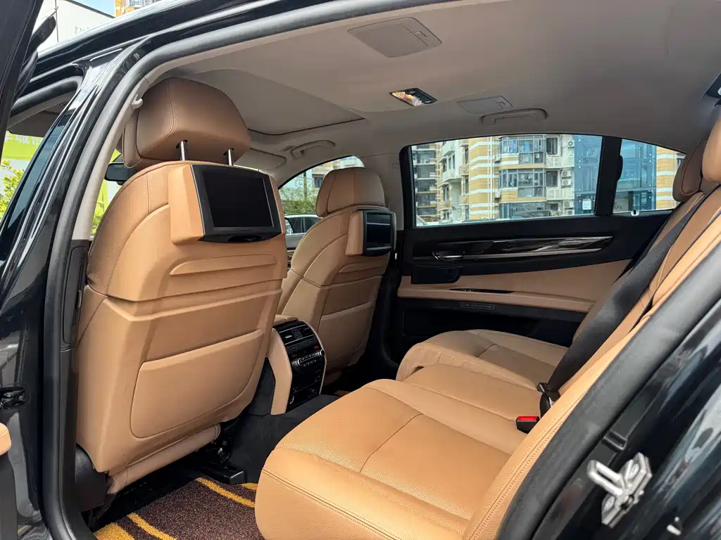 BMW 7 Series — миниатюра 8