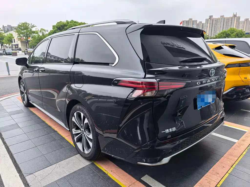 Toyota Granvia — миниатюра 7