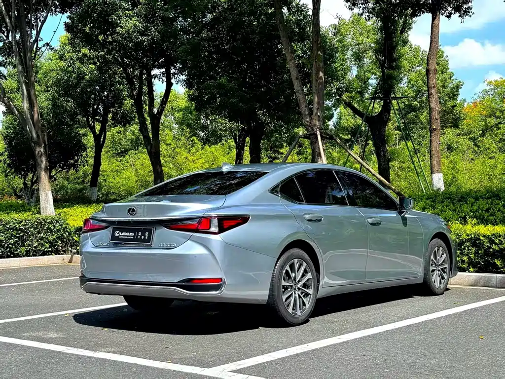 Lexus ES — миниатюра 5