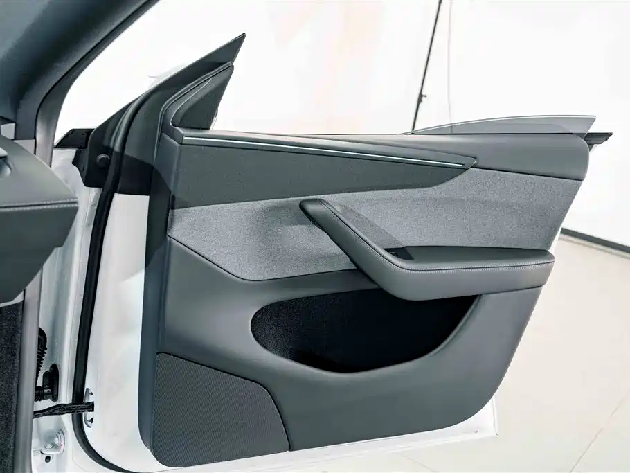 Tesla Model Y — миниатюра 16