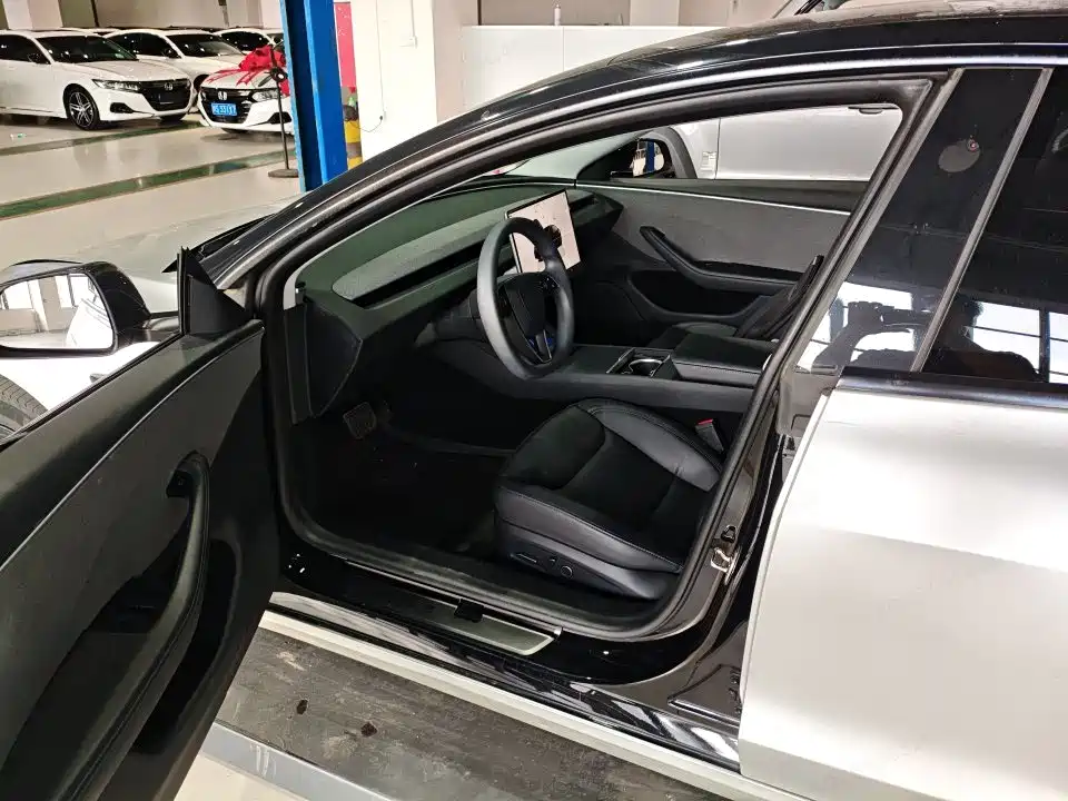 Tesla Model 3 — миниатюра 5
