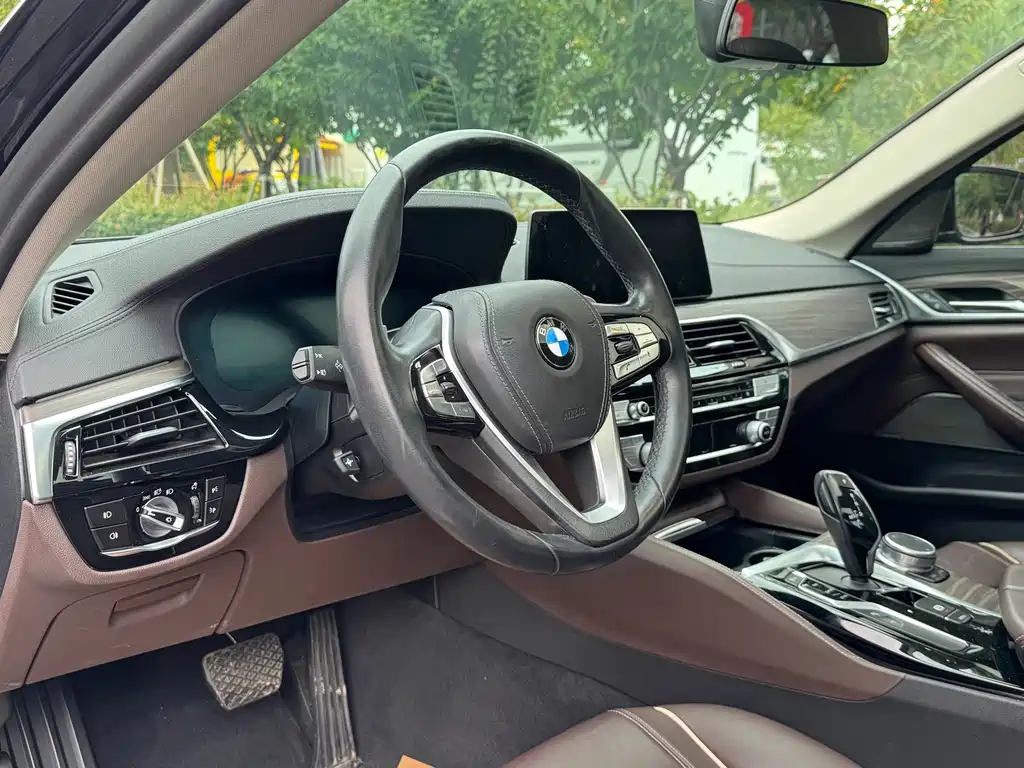 BMW 5 Series — миниатюра 12