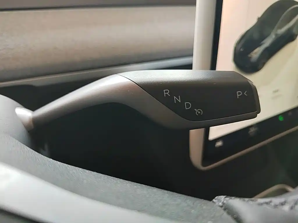 Tesla Model Y — миниатюра 14