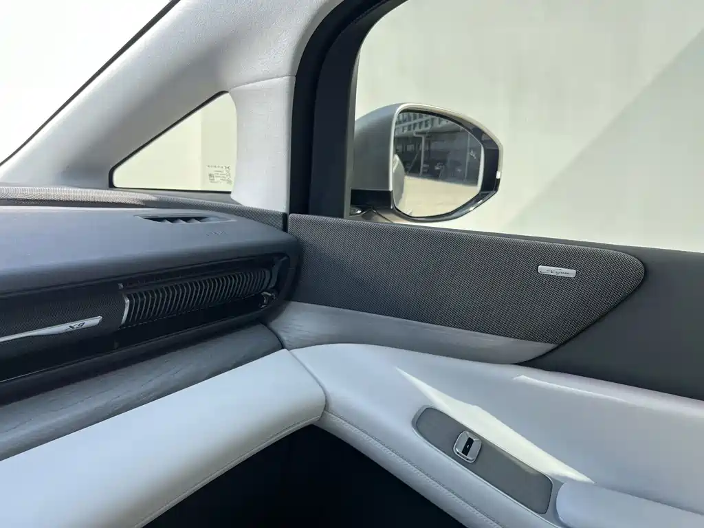 XPeng X9 — миниатюра 8