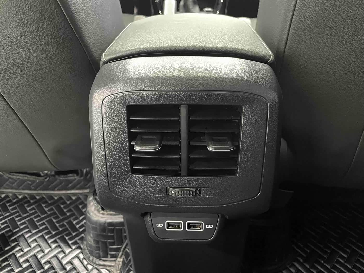 Volkswagen Tanying 1.5 л 2022 г. Белый, пробег 27799 км