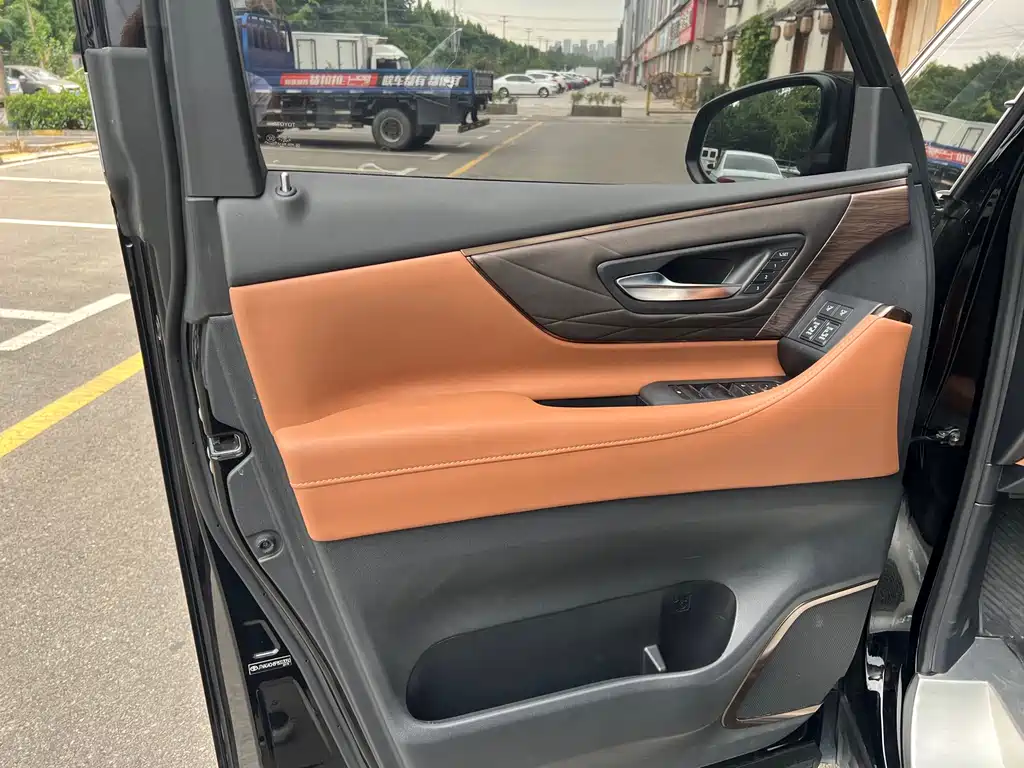 Toyota Vellfire — миниатюра 15
