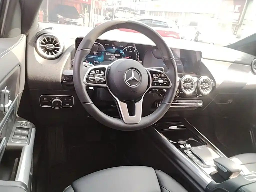 Mercedes-Benz GLA — миниатюра 10