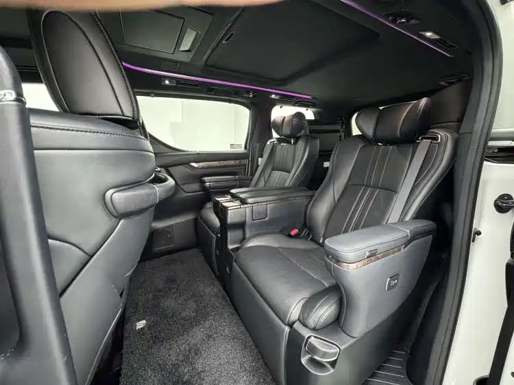 Toyota Alphard — миниатюра 6