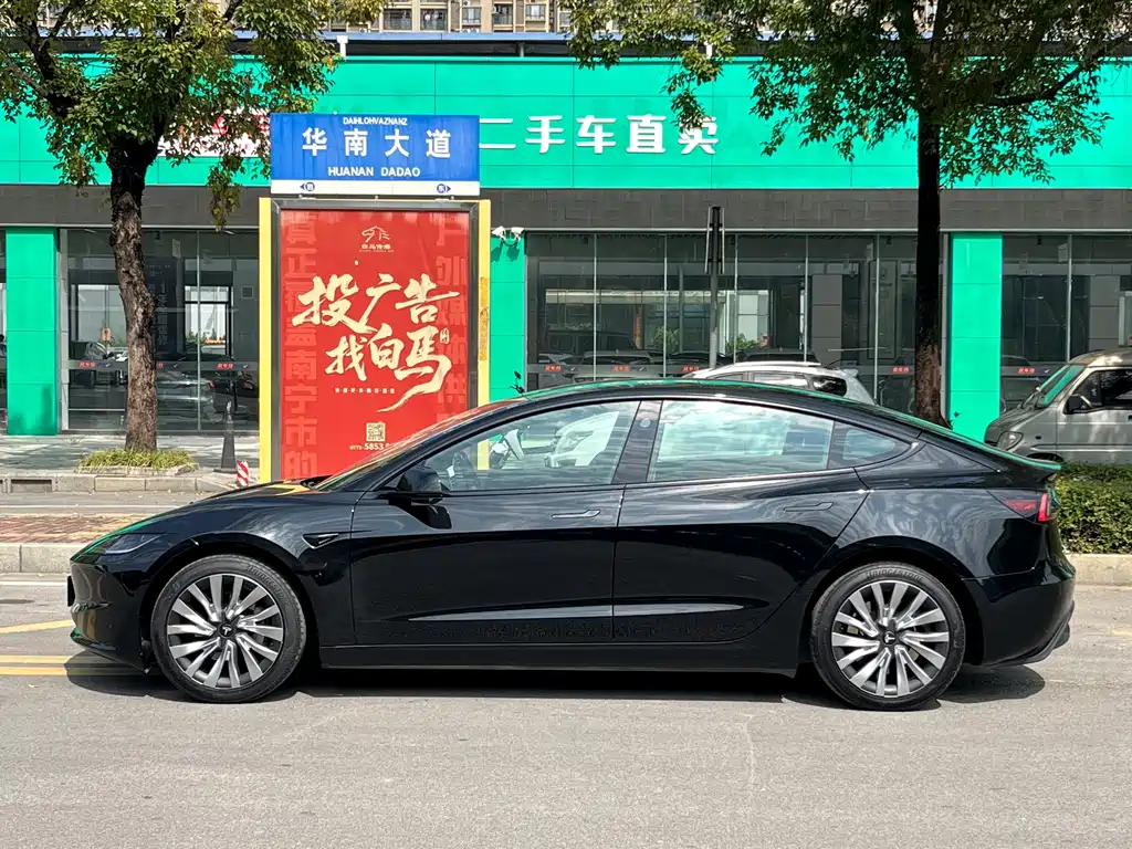 Tesla Model 3 — миниатюра 7