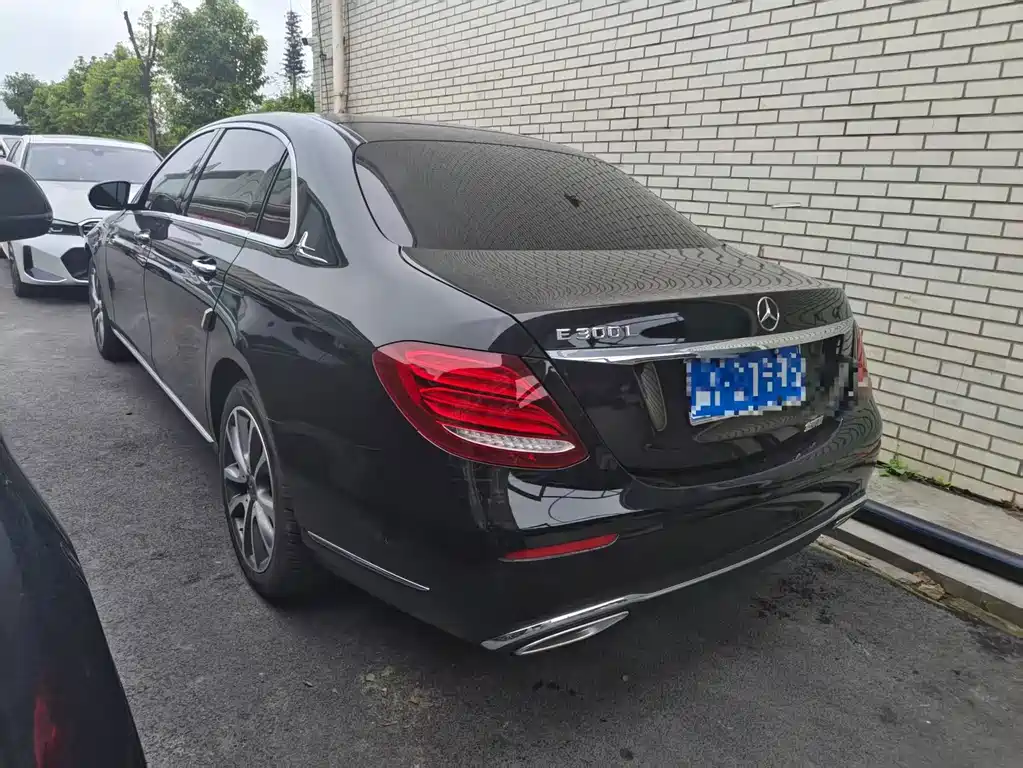 Mercedes-Benz E-Class — миниатюра 9