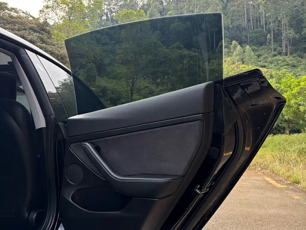 Tesla Model 3 — миниатюра 15