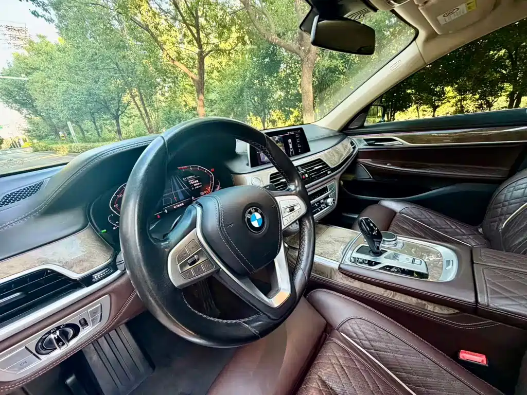 BMW 7 Series — миниатюра 8