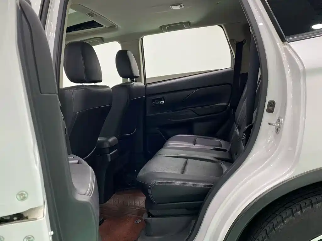 Mitsubishi Outlander — миниатюра 5