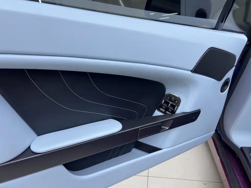 Aston Martin V8 Vantage 2011 4.7L Sportshift Coupe