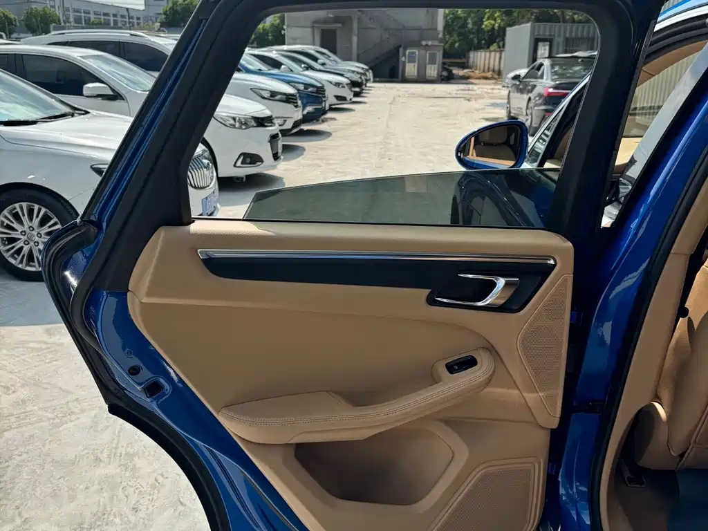 Porsche Macan — миниатюра 7