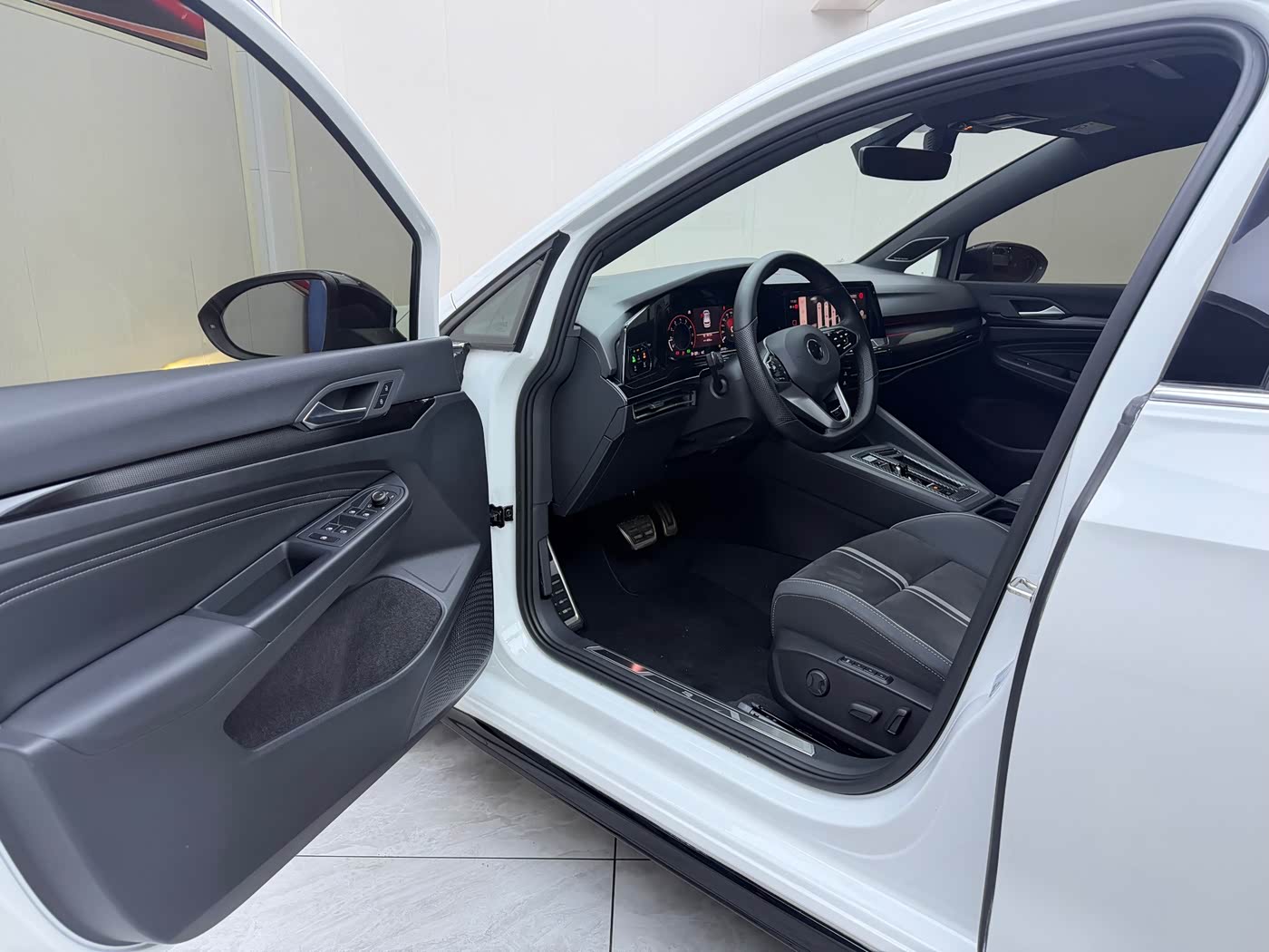 Volkswagen Golf 1.4 л 2023 г. Белый, пробег 23100 км