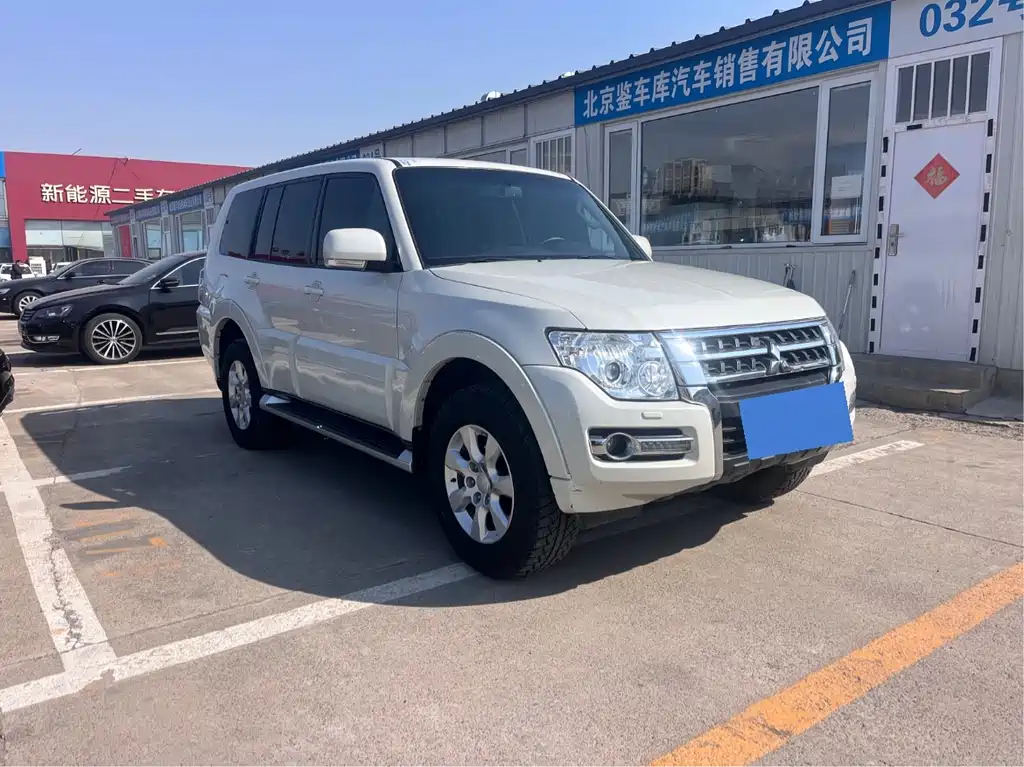 MITSUBISHI PAJERO