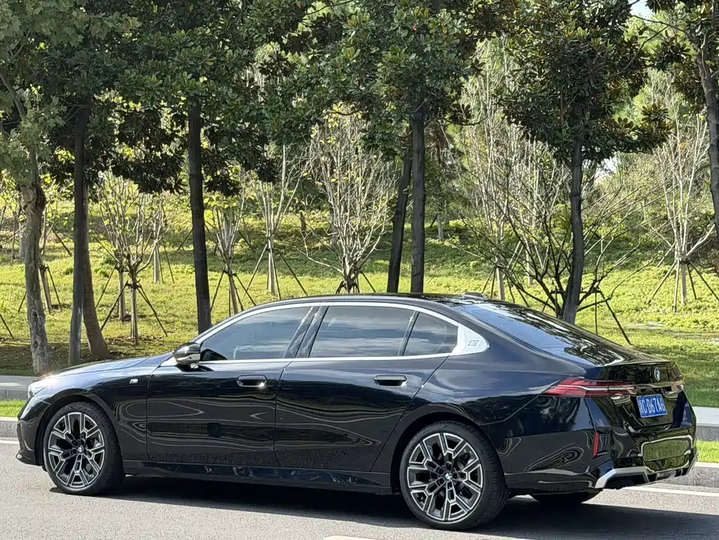 BMW 5 Series — миниатюра 9