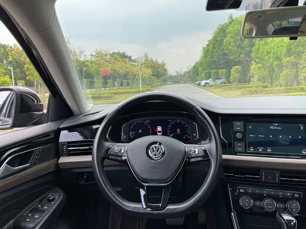 VOLKSWAGEN PASSAT