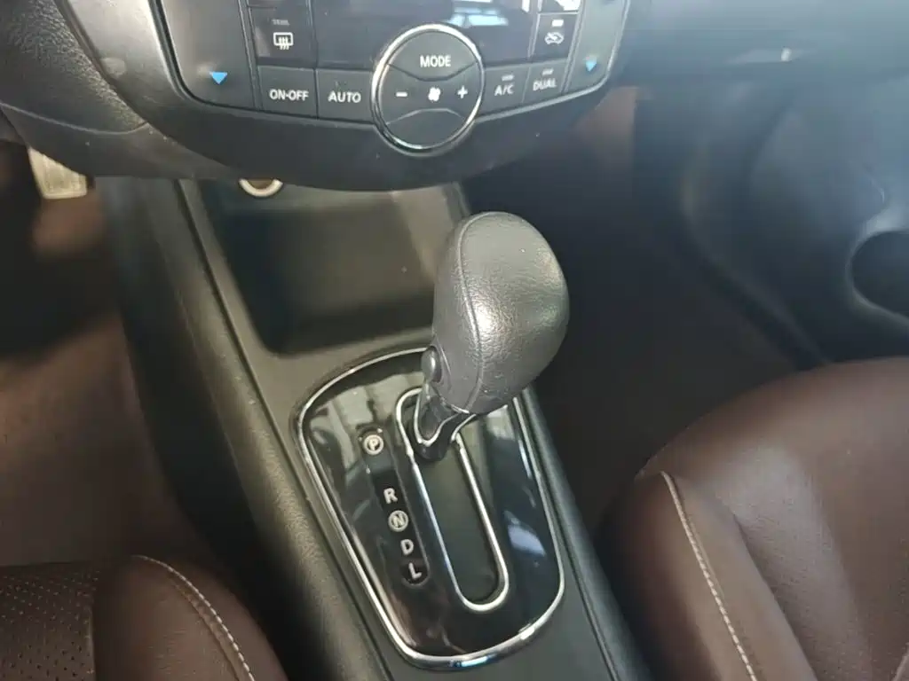 Nissan Tiida — миниатюра 14