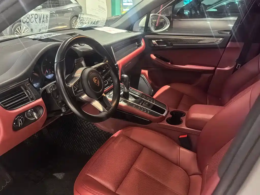 PORSCHE MACAN