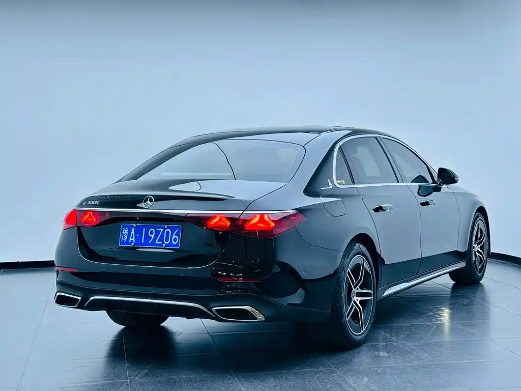 Mercedes-Benz E-Class — миниатюра 3