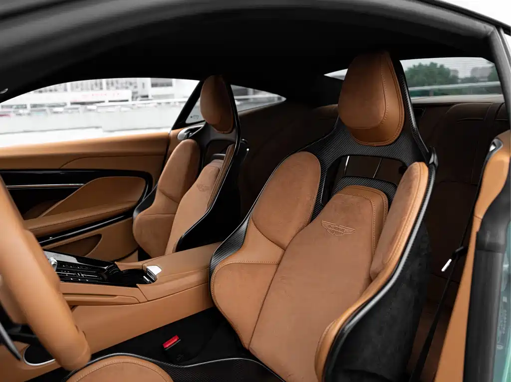 Aston Martin DB12 — миниатюра 10