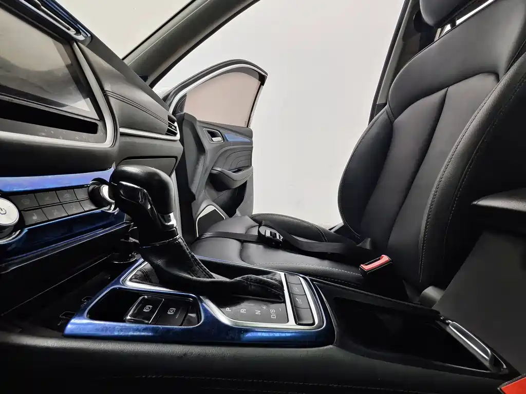 Roewe RX3 — миниатюра 12