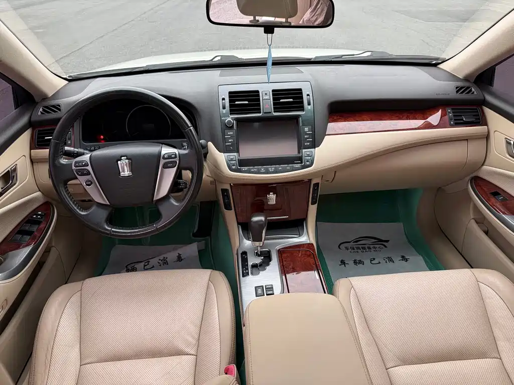 Toyota Crown — миниатюра 4