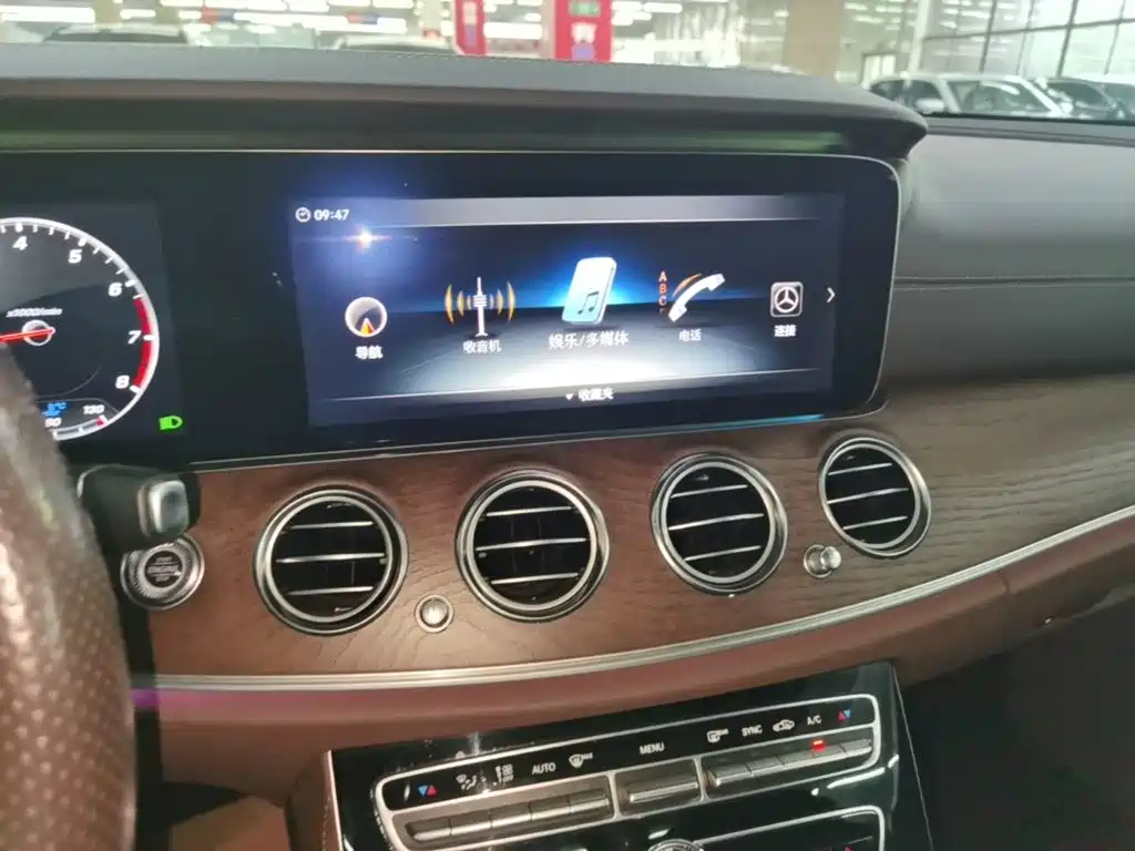 Mercedes-Benz E-Class — миниатюра 9