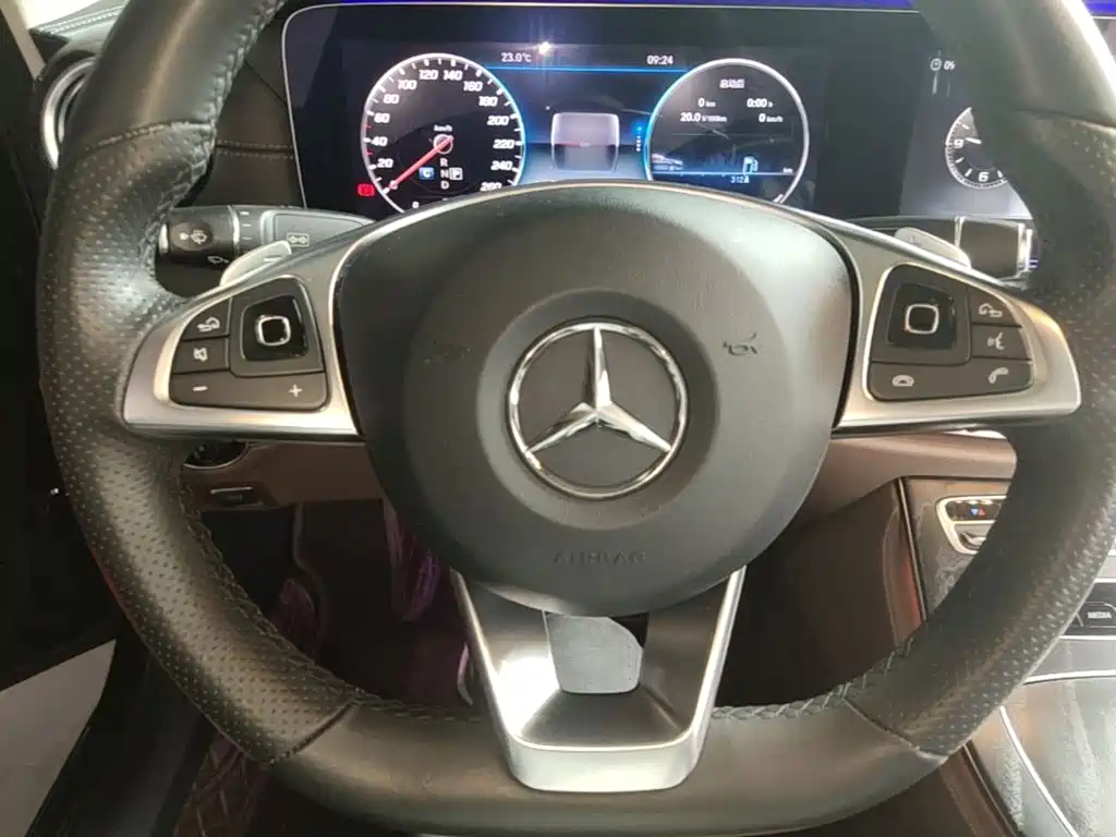 Mercedes-Benz E-Class — миниатюра 11
