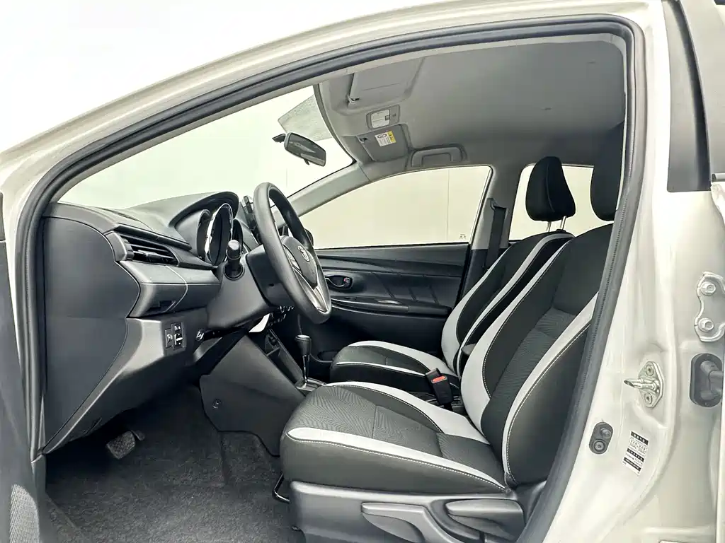Toyota Yaris L — миниатюра 4