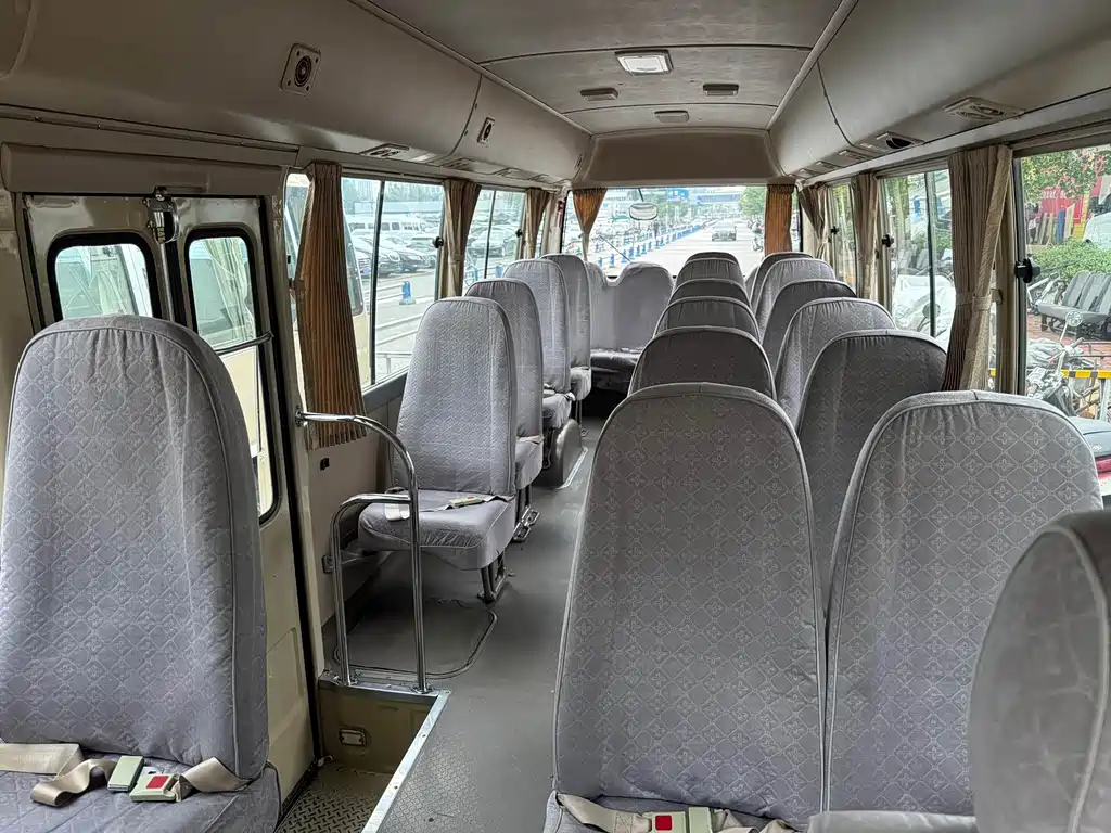 Toyota Coaster — миниатюра 9